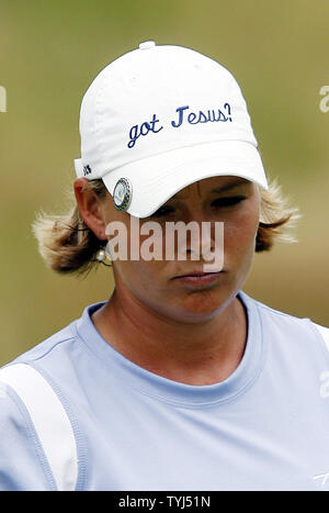 Katherine Hull promenades hors de la quatrième porte son vert eu Jésus hat pendant le Championnat du Monde de Match Play HSBC au Country Club Wykagyl à New Rochelle, New York le 19 juillet 2007. (Photo d'UPI/John Angelillo) Banque D'Images