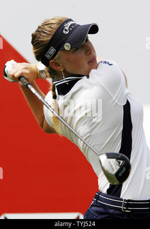 Morgan Pressel tees off sur le premier trou lors du premier tour de l'ensemble HSBC World Match Play Championship au Country Club Wykagyl à New Rochelle, New York le 19 juillet 2007. (Photo d'UPI/John Angelillo) Banque D'Images