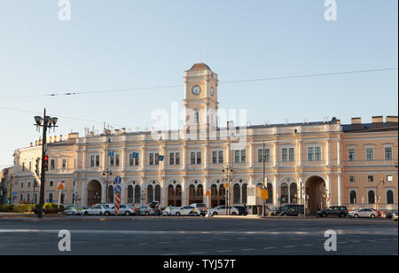 Vue de la gare Moskovski de Vosstaniya Square de Saint Petersburg, en Russie. Banque D'Images