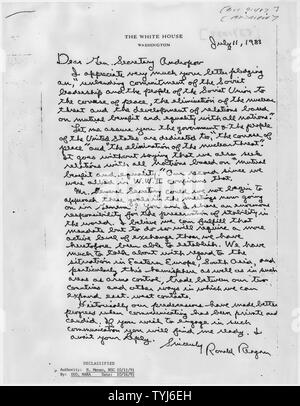 Ronald Reagan's Notes sur Décembre 1981 Brejnev re Câble Pologne ; la portée et contenu : Reagan commentaires manuscrits sur la réponse à sa Décembre 1981 câble pour Brejnev qui a critiqué les actions soviétique vers la Pologne. Banque D'Images