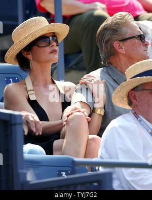 Michael Douglass met sa main sur la jambe de femme Catherine Zeta-Jones durant la Novak Djokovic, David Ferrer match le jour 13 à l'US Open à New York le 8 septembre 2007. Novak Djokovic a battu David Ferrer 6-4, 6-4, 6-3) pour passer à l'Open des États-Unis. finale de mens (Photo d'UPI/John Angelillo) Banque D'Images