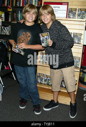 Dylan (L) et Cole Sprouse poser pour les photos avant de signer des copies de leur nouveau livre "prouse Bros. 47 R.O.N.I.P. : l'abattage et la révélation' aux frontières à New York le 19 septembre 2007. (Photo d'UPI/Laura Cavanaugh) Banque D'Images