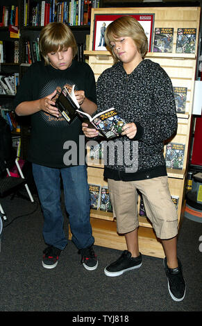 Dylan (L) et Cole Sprouse poser pour les photos avant de signer des copies de leur nouveau livre "prouse Bros. 47 R.O.N.I.P. : l'abattage et la révélation' aux frontières à New York le 19 septembre 2007. (Photo d'UPI/Laura Cavanaugh) Banque D'Images