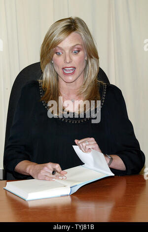 L'actrice Courtney Thorne-Smith signe des exemplaires de son nouveau livre "dehors" à Barnes & Noble à New York le 19 septembre 2007. (Photo d'UPI/Laura Cavanaugh) Banque D'Images