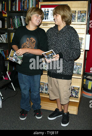 Dylan (L) et Cole Sprouse poser pour les photos avant de signer des copies de leur nouveau livre "prouse Bros. 47 R.O.N.I.P. : l'abattage et la révélation' aux frontières à New York le 19 septembre 2007. (Photo d'UPI/Laura Cavanaugh) Banque D'Images