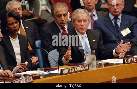 Secrétaire d'État américaine Condoleezza Rice (L) à l'écoute alors que le président américain George W Bush traite le Conseil de sécurité des Nations Unies à New York le 25 septembre 2007. (Photo d'UPI/Ezio Petersen) Banque D'Images