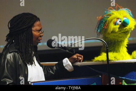 L'actrice Whoopi Goldberg s'entretient avec le nouveau muppet Azibo au cours d'une conférence de presse pour annoncer "Panwapa", une nouvelle initiative dans le monde de Sesame Street Workshop de cultiver la prochaine génération de responsables à l'échelle mondiale, les enfants à l'École internationale des Nations Unies à New York le 10 octobre 2007. (Photo d'UPI/Ezio Petersen) Banque D'Images