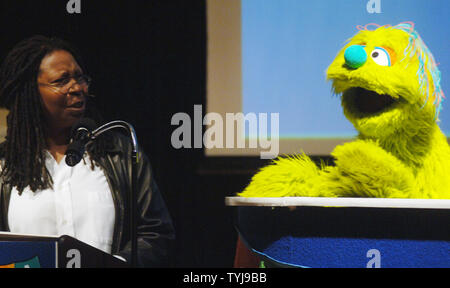 L'actrice Whoopi Goldberg s'entretient avec le nouveau muppet Azibo au cours d'une conférence de presse pour annoncer "Panwapa", une nouvelle initiative dans le monde de Sesame Street Workshop de cultiver la prochaine génération de responsables à l'échelle mondiale, les enfants à l'École internationale des Nations Unies à New York le 10 octobre 2007. (Photo d'UPI/Ezio Petersen) Banque D'Images