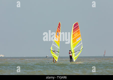 29 novembre 2018, Zhuhai, Guangdong. Le championnat d'Asie 2018 Asie & Kite Board Championships est entré dans sa cinquième journée. Malgré les mauvaises conditions météorologiques, l'événement était encore en plein essor, avec des athlètes Bravant le vent froid pour lutter contre le vent et les vagues dans les eaux de la Baie d'encens cuisinière dans Zhuhai pour de bons résultats. Banque D'Images