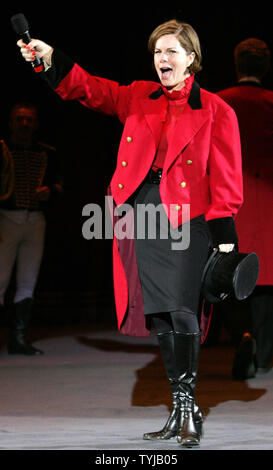 L'actrice Marcia Gay Harden accueille le public, pendant qu'elle fait une apparition en tant qu'invité spécial à l'ringmaster Big Apple Circus à Damrosch Park au Lincoln Center le 21 novembre 2007 à New York. (Photo d'UPI/Monika Graff) Banque D'Images