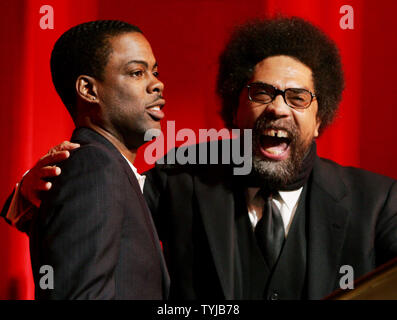 Le comédien Chris Rock, à gauche, est rejoint par le philosophe Cornel West comme ils parlent à une collecte de fonds pour le sénateur Barack Obama, candidat à l'élection présidentielle (Democrat-Ill) à l'Apollo Theatre de Harlem le 29 novembre 2007 à New York. (Photo d'UPI/Monika Graff) Banque D'Images