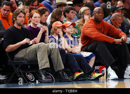 Julianne Moore, son mari Bart Freundlich et Earvin 'Magic' Johnson (R) regardez les Phoenix Suns jouent les New York Knicks au Madison Square Garden de New York le 2 décembre 2007. Les Phoenix Suns a battu les New York Knicks 115-104. (Photo d'UPI/John Angelillo) Banque D'Images