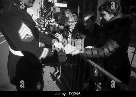 Les New-yorkais et servicemembers ; tous deux d'active ou à la retraite, se sont réunis pour se souvenir et honorer ceux qui ont servi dans l'armée américaine, au cours de l'Assemblée Veteran's Day Parade à New York, N.Y., 11 novembre 2016. Des milliers de partisans bordée 5e Avenue à Manhattan en plusieurs branches des forces armées et des organisations qui appuient les anciens combattants de tout le pays ont défilé à la parade. Banque D'Images