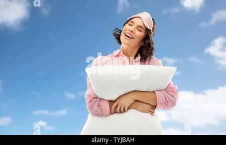 Femme avec coussin dans pajama et des yeux masque de sommeil Banque D'Images