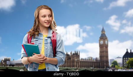 Happy smiling teenage student girl avec sac d'école Banque D'Images