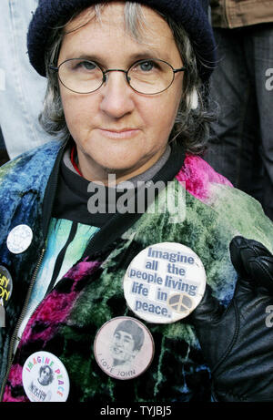 Kathy McCartney montre ses boutons John Lennon, dont un qu'elle a fait, alors qu'elle rejoint les nombreux fans de l'ex-Beatle, chanteuse et compositrice qui se rassemblent à champs de fraises dans Central Park à lui rendre hommage au 27ème anniversaire de sa mort le 8 décembre 2007 à New York. Lennon a été tué par ventilateur dérangé Mark David Chapman devant le Dakota building où Lennon a vécu de l'autre côté de la rue du parc. (Photo d'UPI/Monika Graff) Banque D'Images