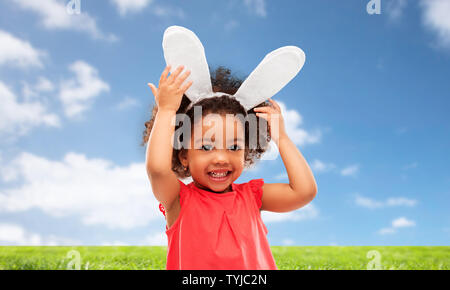 Happy little girl portant des oreilles de lapin de Pâques Banque D'Images