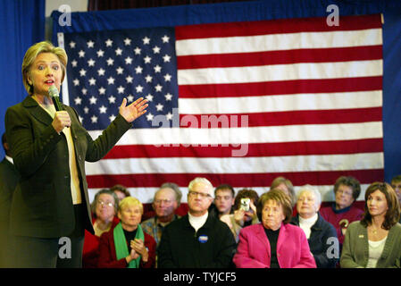 La sénatrice Hillary Clinton (D-NY), parle à l'Église méthodiste, comme sa mère Dorothy Rodham (2e R) et Mary Steenburgen (R) chercher sur, tout en faisant campagne pour le Caucus de l'Iowa à Indianola, Iowa le 2 janvier 2008. (Photo d'UPI/Laura Cavanaugh) Banque D'Images