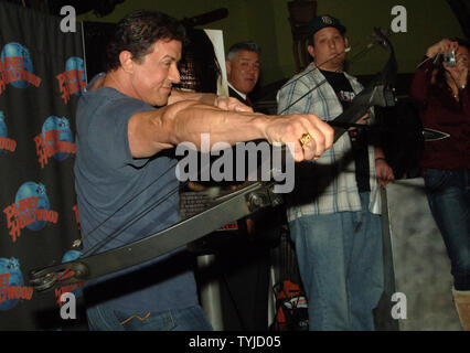 L'acteur Sylvester Stallone apparaît au Planet Hollywood à New York pour présenter l'arc et la flèche qu'il a utilisé dans son dernier film 'Rambo' le 17 janvier 2008. (Photo d'UPI/Ezio Petersen) Banque D'Images
