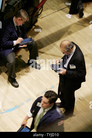 Bois de faire des affaires sur le parquet de la Bourse de New York en tant que stocks rebound un peu de leur chute tôt le matin après la nouvelle que la Réserve fédérale a réduit les taux d'intérêt de 0,75 point de pourcentage comme craintes de récession se développer dans la ville de New York. (Photo d'UPI/Monika Graff) Banque D'Images