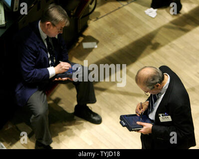 Bois de faire des affaires sur le parquet de la Bourse de New York en tant que stocks rebound un peu de leur chute tôt le matin après la nouvelle que la Réserve fédérale a réduit les taux d'intérêt de 0,75 point de pourcentage comme craintes de récession se développer dans la ville de New York. (Photo d'UPI/Monika Graff)... Banque D'Images