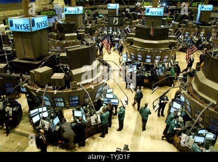 Bois de faire des affaires sur le parquet de la Bourse de New York en tant que stocks rebound un peu de leur chute tôt le matin après la nouvelle que la Réserve fédérale a réduit les taux d'intérêt de 0,75 point de pourcentage comme craintes de récession se développer dans la ville de New York. (Photo d'UPI/Monika Graff) Banque D'Images