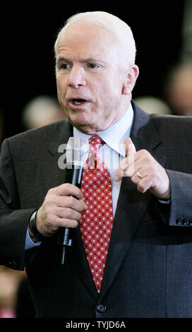 Candidat présidentiel républicain le sénateur John McCain (R-AZ) parle aux partisans lors d'un rassemblement électoral à Sacred Heart University le 3 février 2008 à Fairfield, Connecticut. (Photo d'UPI/Monika Graff) Banque D'Images