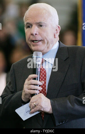 Candidat présidentiel républicain le sénateur John McCain (R-AZ) parle aux partisans lors d'un rassemblement électoral à Sacred Heart University le 3 février 2008 à Fairfield, Connecticut. (Photo d'UPI/Monika Graff) Banque D'Images