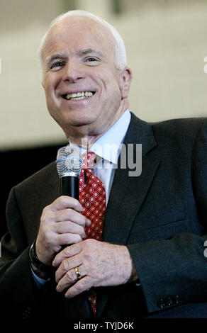 Candidat présidentiel républicain le sénateur John McCain (R-AZ) parle aux partisans lors d'un rassemblement électoral à Sacred Heart University le 3 février 2008 à Fairfield, Connecticut. (Photo d'UPI/Monika Graff) Banque D'Images