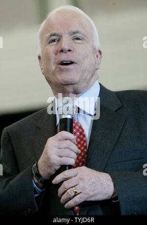 Candidat présidentiel républicain le sénateur John McCain (R-AZ) parle aux partisans lors d'un rassemblement électoral à Sacred Heart University le 3 février 2008 à Fairfield, Connecticut. (Photo d'UPI/Monika Graff) Banque D'Images