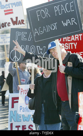 Chris Bishop de Milford, Connecticut, se joint à la guerre anti-manifestants devant un rassemblement de candidat présidentiel républicain le sénateur John McCain (R-AZ) à Sacred Heart University le 3 février 2008 à Fairfield, Connecticut. (Photo d'UPI/Monika Graff) Banque D'Images