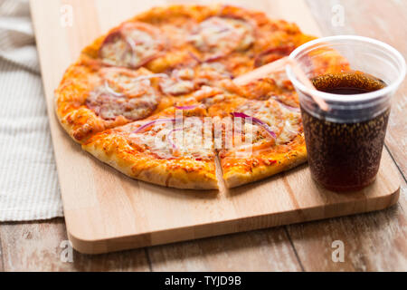 Close up of des pizzas avec cola sur table Banque D'Images