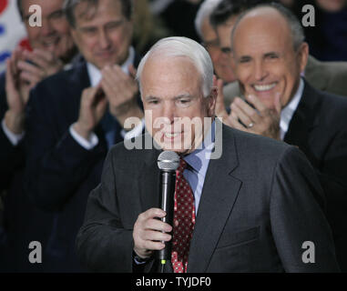 Candidat aux élections présidentielles, le sénateur John McCain (R-AZ) parle au cours de sa Super Mardi "faire sortir le vote" comme il est rejoint par l'ancien candidat à la présidentielle Rudy Giuliani (R) au Rockefeller Center le 5 février 2008 à New York. Près de la moitié de la nation votent aujourd'hui, dans les primaires démocrates et républicains qui se tient dans 24 états. (Monika Graff/UPI Photo) Banque D'Images