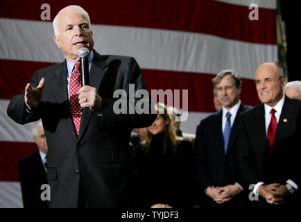 Candidat aux élections présidentielles, le sénateur John McCain (R-AZ) parle au cours de sa Super Mardi "faire sortir le vote" comme il est rejoint par l'ancien candidat à la présidentielle Rudy Giuliani (R) au Rockefeller Center le 5 février 2008 à New York. Près de la moitié de la nation votent aujourd'hui, dans les primaires démocrates et républicains qui se tient dans 24 états. (Monika Graff/UPI Photo) Banque D'Images