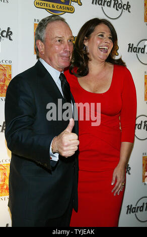 Lorraine Bracco pose avec New York City le maire Michael Bloomberg à Lorraine Bracco lancement du vin italien au Hard Rock Café à New York le 25 février 2008. (Photo d'UPI/Laura Cavanaugh) Banque D'Images