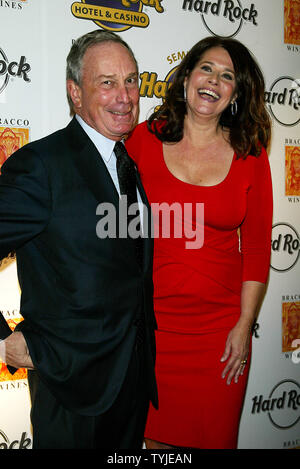 Lorraine Bracco pose avec New York City le maire Michael Bloomberg à Lorraine Bracco lancement du vin italien au Hard Rock Café à New York le 25 février 2008. (Photo d'UPI/Laura Cavanaugh) Banque D'Images