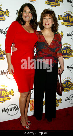 Lorraine Bracco pose pour des photos avec Joy Behar à Lorraine Bracco lancement du vin italien au Hard Rock Café à New York le 25 février 2008. (Photo d'UPI/Laura Cavanaugh) Banque D'Images