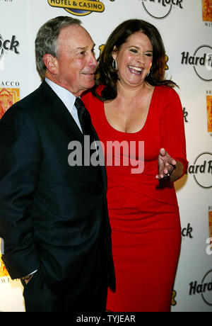 Lorraine Bracco pose avec New York City le maire Michael Bloomberg à Lorraine Bracco lancement du vin italien au Hard Rock Café à New York le 25 février 2008. (Photo d'UPI/Laura Cavanaugh) Banque D'Images