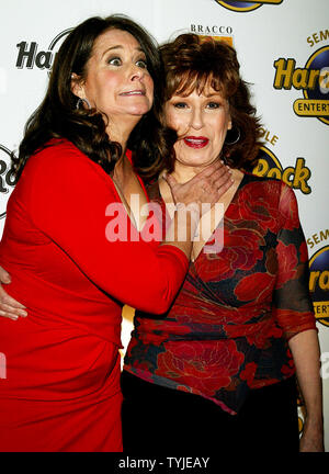 Lorraine Bracco pose pour des photos avec Joy Behar à Lorraine Bracco lancement du vin italien au Hard Rock Café à New York le 25 février 2008. (Photo d'UPI/Laura Cavanaugh) Banque D'Images