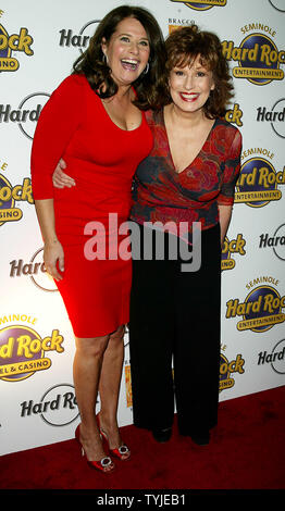 Lorraine Bracco pose pour des photos avec Joy Behar à Lorraine Bracco lancement du vin italien au Hard Rock Café à New York le 25 février 2008. (Photo d'UPI/Laura Cavanaugh) Banque D'Images