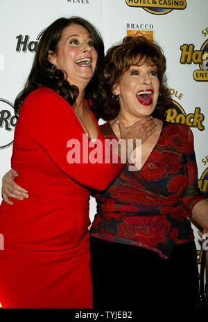 Lorraine Bracco pose pour des photos avec Joy Behar à Lorraine Bracco lancement du vin italien au Hard Rock Café à New York le 25 février 2008. (Photo d'UPI/Laura Cavanaugh) Banque D'Images