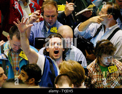 Traders des affaires dans la fosse à l'options sur le pétrole brut après NYMEX a atteint un record de 102 dollars le baril alors que le dollar américain tombe face à l'euro Le 27 février 2008 à New York. (Photo d'UPI/Monika Graff) Banque D'Images