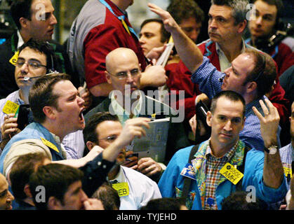Traders des affaires dans la fosse à l'options sur le pétrole après NYMEX pétrole brut non corrosif léger a atteint un record de 102 dollars le baril alors que le dollar américain tombe face à l'euro Le 27 février 2008 à New York. (Photo d'UPI/Monika Graff) Banque D'Images