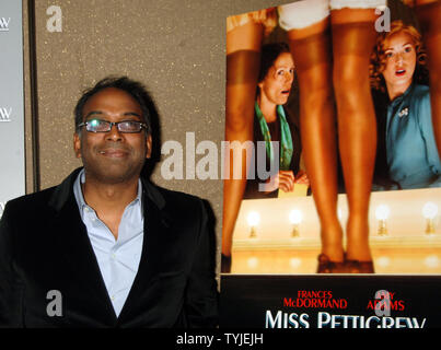 Bharat Nalluri directeur pose avec l'affiche de son nouveau film qui stars Frances McDormand et Amy Adams (r) au New York premiere de 'Miss Pettigrew vit d'un jour" au Tribecca Cinema le 2 mars 2008. (Photo d'UPI/Ezio Petersen) Banque D'Images