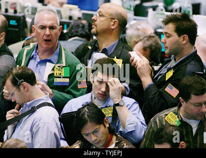Traders des affaires dans la fosse à l'options sur le pétrole Le pétrole NYMEX se rapproche de 104 $ le baril le 4 mars 2008 à New York. Les prix du pétrole ont continué d'augmenter l'avance de la production de l'OPEP réunion où il est prévu que l'OPEP n'augmentera pas l'offre d'huile pour faciliter la tenue des prix élevés. (Photo d'UPI/Monika Graff) Banque D'Images