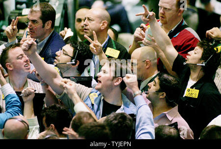 Traders des affaires dans la fosse à l'options sur le pétrole Le pétrole NYMEX se rapproche de 104 $ le baril le 4 mars 2008 à New York. Les prix du pétrole ont continué d'augmenter l'avance de la production de l'OPEP réunion où il est prévu que l'OPEP n'augmentera pas l'offre d'huile pour faciliter la tenue des prix élevés. (Photo d'UPI/Monika Graff) Banque D'Images