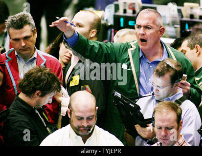 Traders des affaires dans la fosse à l'options sur le pétrole Le pétrole NYMEX se rapproche de 104 $ le baril le 4 mars 2008 à New York. Les prix du pétrole ont continué d'augmenter l'avance de la production de l'OPEP réunion où il est prévu que l'OPEP n'augmentera pas l'offre d'huile pour faciliter la tenue des prix élevés. (Photo d'UPI/Monika Graff) Banque D'Images