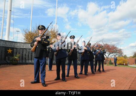 11/11/16 - la Journée des anciens combattants membres de la Delaware et de la Garde nationale aérienne de l'Armée de fournir les 21 coups d'artillerie au cours de la célébration de la Journée des anciens combattants à la Delaware Memorial Bridge en tant que membres de tous les services qu'hier et d'aujourd'hui honorer ceux qui ont servi, dans la région de Wilmington, Del. Banque D'Images