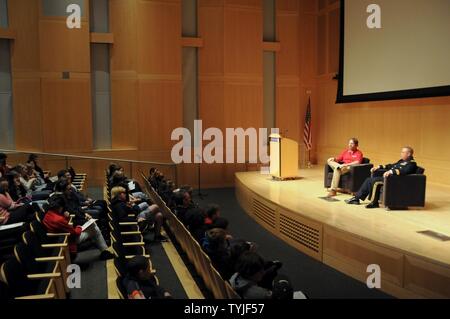 Le brig. Le général José R. Burgos, général commandant adjoint de la réserve de l'Armée 99e du Commandement du soutien régional, à la tête d'un chat des anciens combattants avec les enfants des écoles, les enseignants, les parents et les dirigeants communautaires au National Constitution Center de Philadelphie le 11 novembre. "L'armée d'aujourd'hui réserve est le plus compétent, le prêt au combat et meurtrières de la force de réserve fédérale dans l'histoire de notre nation, et c'est nos anciens combattants sur ses épaules cette force impressionnante a été construite," dit Burgos. Banque D'Images