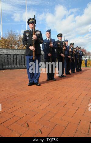 11/11/16 - la Journée des anciens combattants membres de la Delaware et de la Garde nationale aérienne de l'Armée de fournir les 21 coups d'artillerie au cours de la célébration de la Journée des anciens combattants à la Delaware Memorial Bridge en tant que membres de tous les services qu'hier et d'aujourd'hui honorer ceux qui ont servi, dans la région de Wilmington, Del. Banque D'Images